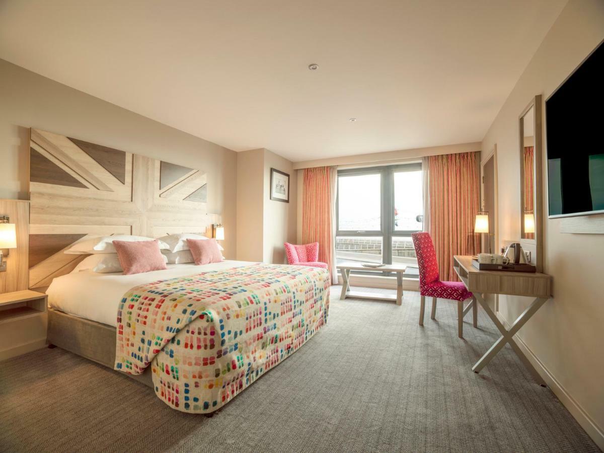 Boulevard Hotel Blackpool Exterior foto A bedroom at the Hilton London Heathrow